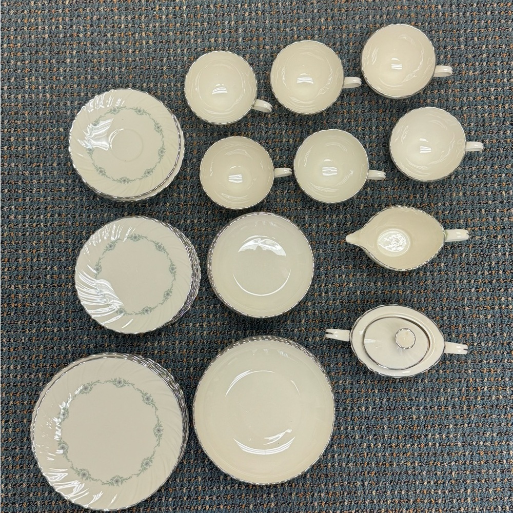 Elegant Cream Dinnerware Set